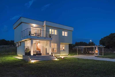 Villa mit Aufstellpool in grossem Garten