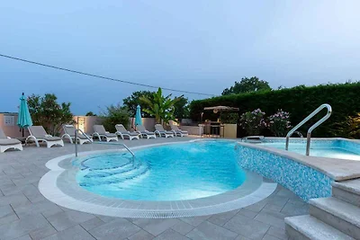 Villa mit Klimaanlage und Aussenpool