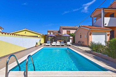 Villa mit Swimmingpool und Spielraum im