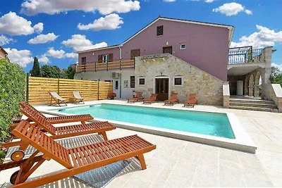 Villa mit Swimmingpool und grossem Garten