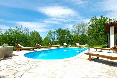 Villa mit Swimmingpool, Spielplatz und