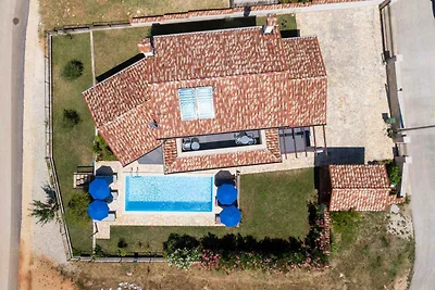 Villa mit Pool und Klimaanlage