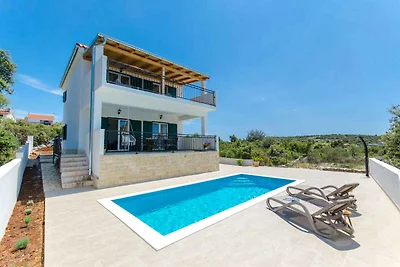 Ferienhaus mit Pool und Grill