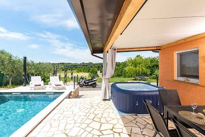 Villa mit grossem Pool und Jacuzzi