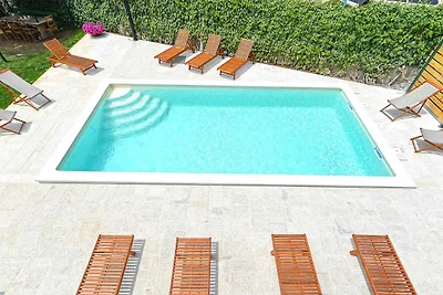 Villa mit Swimmingpool und grossem Garten