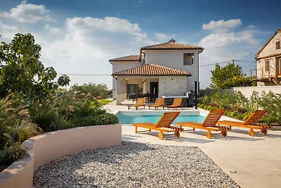 Villa mit Aussenpool und Whirlpool,