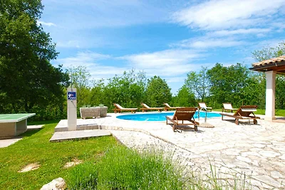 Villa mit Swimmingpool, Spielplatz und