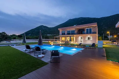 Ferienhaus mit Pool und Klimaanlage