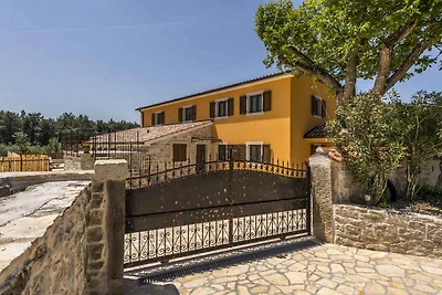 Villa mit Pool und Garten