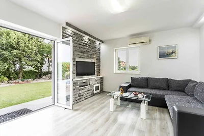 Charmante Villa Ezgeta in Kaštel Novi mit eig