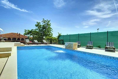 Villa mit Pool und Sonnenterrasse