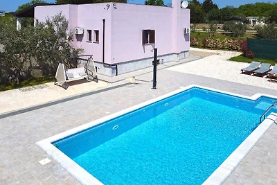 Villa mit Swimmingpool und grossem Garten
