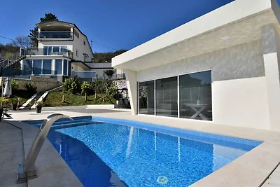 Luxuriöse Unterkunft mit Pool in Matulji