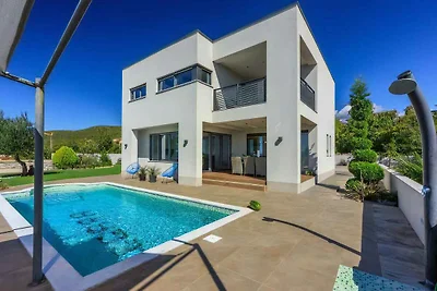 Ferienhaus mit Pool und Meerblick