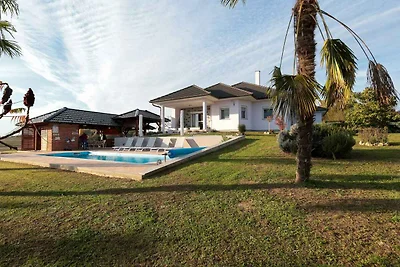 Villa mit Aussenpool