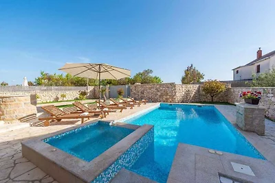 Villa mit Pool, Whirlpool und Sauna