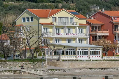 Studio mit Klimaanlage und Balkon