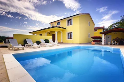 Villa mit Pool und Terrasse