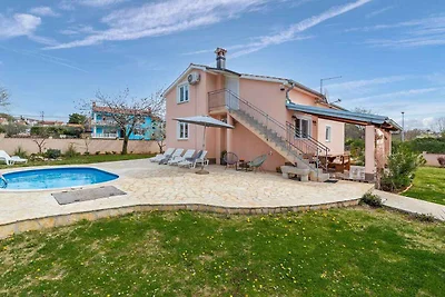 Villa mit Pool und Garten
