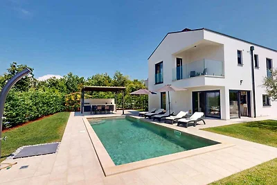 Villa mit Pool und Garten