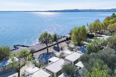 Mobilehome mit halbüberdachter Holzterrasse