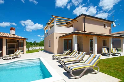 Villa mit Pool und Klimaanlage