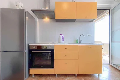 Ferienwohnung ein Balkon mit Möbeln und mit