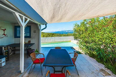 Ferienhaus mit Pool und Grill