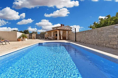 Ferienhaus mit Pool und Klimaanlage