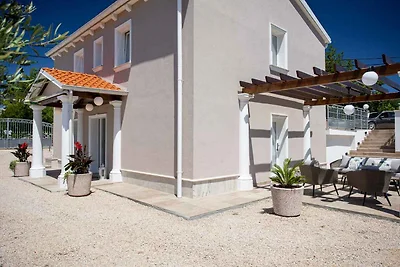 Villa mit Pool und Garten