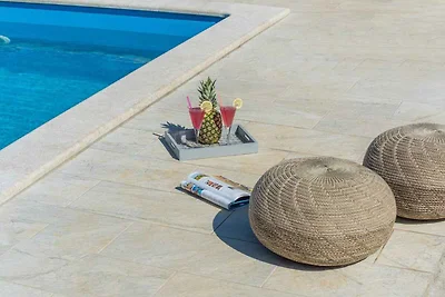 Villa mit Garten und Privatpool