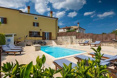 Villa mit Pool und Sonnenterrasse