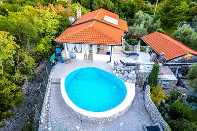 Villa mit Pool und Klimaanlage