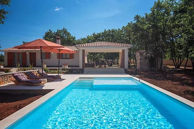 Villa mit Pool und grosszügigem Grundstück