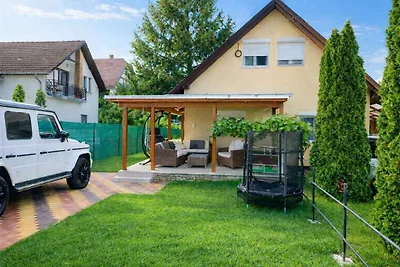 Ferienhaus in Strandnähe mit Terrasse und