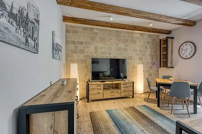 Eine neu renovierte Suite mit einem Schlafzim