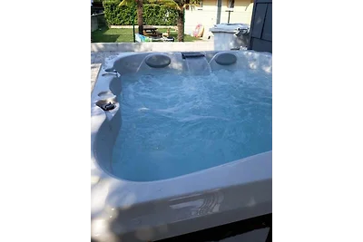 Ferienwohnung mit Klimaanlage und Whirlpool