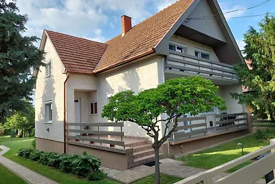 Ferienwohnung mit Klimaanlage, Balkon und Gar