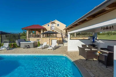 Villa mit Pool und Klimaanlage