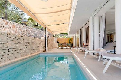 Villa mit Pool und Jacuzzi