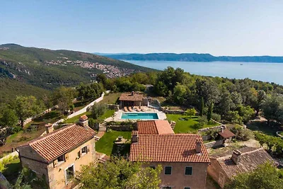 Villa mit Pool und Dependance