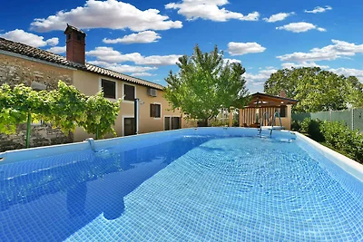 Ferienhaus mit Swimmingpool und Terrasse mit