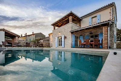 Villa mit Pool und Klimaanlage