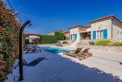 Villa mit Pool für 8 Personen