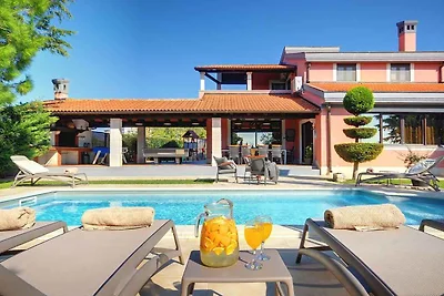 Villa mit Swimmingpool, Garten und