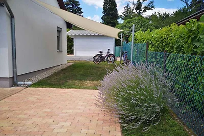 Ferienhaus mit Spielzeug im Garten