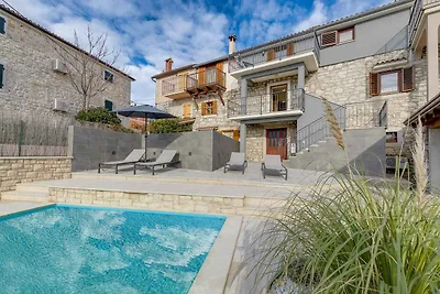 Ferienhaus mit Pool und Taverne für