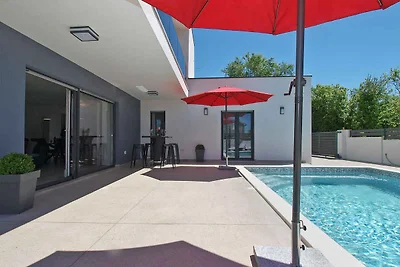 Villa mit Swimmingpool und Kinderspielplatz