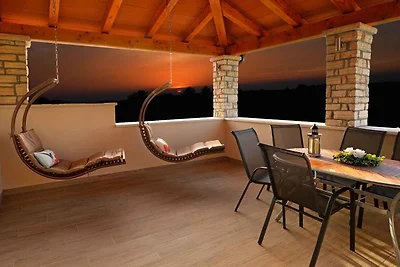 Villa mit Pool und Terrasse