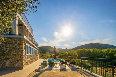 Villa mit Pool und Meerblick